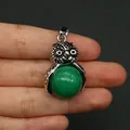 Dettaglio ravvicinato di un ciondolo a forma di gufo con pietra preziosa verde - Giada Verde (15)