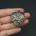 Detail eines herzförmigen Dalmatiner-Jaspis-Anhängers mit klassischem silbernen Metallverschluss - Dalmatinerjaspis