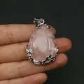 Detailansicht eines Rosenquarz-Anhängers in Tropfenform zur Darstellung der Größe - Rosenquarz (Anhängerkette nicht enthalten) / 28x41mm