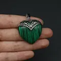 Detailansicht herzförmiger Naturstein-Anhänger mit silberner Vintage-Metallkappe im Retro-Stil - Malachit