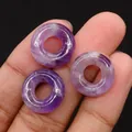 Drei lila Amethyst Donut Perlen auf Fingern gehalten zur Größenveranschaulichung - 16mm / Amethyst