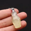 Pendentif flacon de parfum en pierre naturelle jaune translucide tenu à la main - Citrine