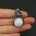 Eulen-Anhänger aus Silber mit eingelegtem weißem Opalstein, von Hand gehalten - Opal (1)