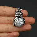 Silberner Eulenanhänger mit weißem Türkisstein in der Hand zur Größendarstellung - Weiß Howlith Armband