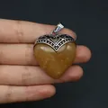 Vintage Herz-Anhänger aus gelbem Stein mit antik versilberter Hohlkappen-Verzierung - Gelb
