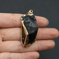 Onregelmatige zwarte obsidiaan hanger met goudkleurige rand en gouden sluiting - Zwarte agaat
