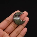 Polierter mondförmiger Drachenblutstein-Heilkristall für DIY-Schmuck in der Hand - 27x30mm (Dicke 8mm) / Drachenblutstein
