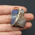 Onregelmatige Lapis Lazuli ruwe steen hanger met vergulde randen voor DIY-halskettingen - Lapis lazuli