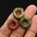 Drei natürliche Unakite-Stein-Donut-Anhänger auf Fingern für Größenreferenz - 16mm / Unakit