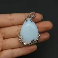 Wassertropfenförmiger hellblauer Naturstein-Anhänger mit silbernem Blattmuster-Design - Opal (Anhängerkette nicht enthalten) / 28x41mm