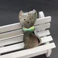 Vista detallada de colgante con forma de gato en concha de abulón natural para joyas - 10-20g / Forma de Gato 29x56mm
