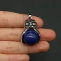 Ciondolo gufo in lapislazzuli placcato argento vintage, tenuto in mano per la misura - Lapislazzuli Migliorato