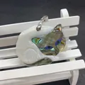 Vista detallada de un colgante de gato hecho a mano con nácar blanco y concha de abalón - 10-20g / Forma de Zorro 40x48mm