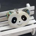 Primer plano del colgante de panda en nácar y concha de abulón con cierre plateado - 10-20g / Forma de Panda (38x52mm)