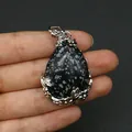 Schneeflocken-Obsidian-Anhänger in Tropfenform mit silberner Blattverzierung - Schneeflocken-Obsidian (Anhängerkette nicht enthalten) / 28x41mm