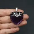 Vintage Herzanhänger aus lila Stein mit verzierter versilberter Haselnussschalen-Kappe - Amethyst