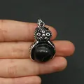 Ciondolo a civetta in argento con pietra naturale nera e dettagli in piuma - Howlite a Linee Nere