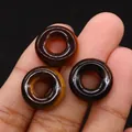 Drei natürliche Tigerauge-Donut-Perlen auf Fingern für DIY-Schmuckherstellung - 16mm / Tigerauge