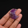 Polierter mondförmiger Amethyst-Stein in der Hand für DIY-Schmuckherstellung - 27x30mm (Dicke 8mm) / Amethyst