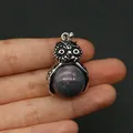 Ciondolo a forma di gufo retrò in argento con grande pietra naturale viola in mano - Agata Indiana