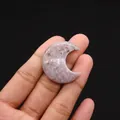 Mondförmiger Naturstein in Hellviolett mit roten Sprenkeln für DIY-Schmuckherstellung - 27x30mm (Dicke 8mm) / Kirschblütenachat