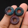 Drei natürliche Unakit und Quarz Donut Perlen für DIY Schmuckherstellung auf dunklem Grund - 16mm / Indischer Achat