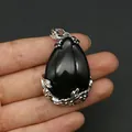 Handgehaltener schwarzer Onyx-Anhänger in Tropfenform mit silbernem Filigran-Sockel - 28x41mm