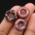 Rosa Erdbeerquarz Donut Perlen für DIY-Schmuckherstellung auf Fingern gezeigt - 16mm / Rhodonit