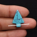Primer plano de un colgante de turquesa en forma de flecha con vetas negras - Turquesa Azul
