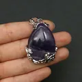 Violetter tropfenförmiger Edelstein-Anhänger mit silbernen Blumen- und Blattformen - Amethyst (Anhängerkette nicht enthalten) / 28x41mm