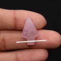 Vista macro de un colgante de cuarzo rosa en forma de flecha para crear joyería - Cuarzo rosa