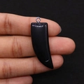 Ciondolo in pietra nera lucida a forma di corno con anello metallico d'argento in mano - Agata nera