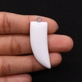 Dettaglio del ciondolo in pietra naturale a forma di corno con anello argento - Bianco (N. 2)