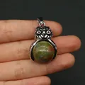Ciondolo gufo in argento con pietra naturale Unakite mostrato tenuto in mano - Unakite