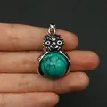 Ciondolo a forma di gufo in argento con perla turchese su uno sfondo scuro - Turchese