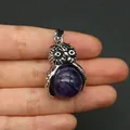 Ciondolo gufo in argento con perla in pietra preziosa viola su uno sfondo grigio - Ametista