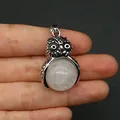 Pendente a forma di gufo argentato con quarzo bianco tra le dita per riferimento - Cristallo di rocca