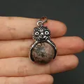 Ciondolo a forma di gufo in pietra naturale con ali argentate e finitura in marmo rosa - Rodonite