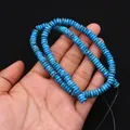 Dettaglio di perle turchesi piatte per la creazione di gioielli fai-da-te in mano - 6x6mm (Spessore 2mm) / N. 13 (Blu Pavone)