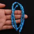 Detailopname van helderblauwe keizerlijke steenkralen in botvorm voor DIY-sieraden maken - Helderblauwe Textuur (Nr.7)