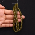 Gros plan de perles en pierre de bambou vert foncé pour la création de bijoux DIY - Style Bambou Vert Foncé / 6x10mm