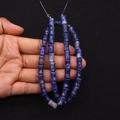 Gros plan de perles en pierre naturelle bleue en forme de bambou avec marbrures - Style Marbre Bleu Sodalite (No. 9) / 6x10mm