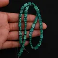 Detail van groene keizerlijke stenen kralen in de vorm van een bot voor DIY-sieraden maken - Donkergroene Textuur (Nr.6)