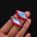 Détails macro de pendentifs en pierre polie en forme de losange aux motifs rose et bleu - Texture Rose Rouge et Bleu Ciel (N° 6)