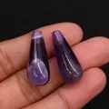 Vista ravvicinata di due perle di ametista viola a forma di goccia per gioielli fai-da-te - 10x25mm, 5g / Ametista