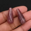 Vista ravvicinata di perle di quarzo fragola naturale a forma di goccia per gioielli - 10x25mm, 5g / Quarzo rosa