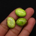Tres piedras imperiales ovaladas verdes con vetas marrones mostradas en una palma - 13x18mm / No.1 (Verde Hierba)