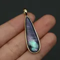 Primer plano de colgante gota dorado con incrustaciones de nácar violeta irisado - 11x40mm / Colgante Colorido Iridiscente
