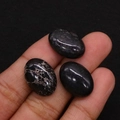 Cabujón ovalado de piedra imperial con patrón de red natural sostenido en la mano - 13x18mm / No.7 (Red Negra)