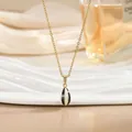 Vista detallada de un collar dorado con un colgante de gota de esmalte a rayas blancas y negras - Estilo de Rayas Oro Negro Blanco (XL02452B)